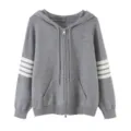 Details en gros plan du gilet zippe en tricot gris avec capuche et rayures aux manches. - M / Hauts / Gris