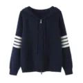 Cardigan à capuche en tricot bleu marine pour femmes avec rayures élégantes aux manches. - M / Hauts / Bleu marine