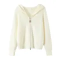 Witte gebreide vest met capuchon, ritssluiting en fijne ribstructuur. Detailweergave. - M / Broken Wit