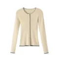 Nahaufnahme des fein gerippten Strickcardigans mit Kontrastkanten und feinen Knöpfen. - S / Aprikose