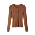 Brauner langärmliger Strickcardigan mit klassischem Rundhalsausschnitt und rotem Kontrast. - S / Dunkelbraun