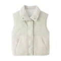 Nahaufnahme Detailansicht des kuscheligen beige Fleece Patchwork Westenkragens und Tasche. - S / Weiß