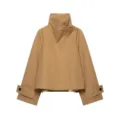 Detailansicht des khakifarbener asymmetrischer Stehkragen Kurzmantels mit geknöpften Manschetten. - XS / Khaki