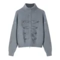 Grauer Strickcardigan, Stehkragen, Frontreißverschluss und dekorative Knöpfe im Detail. - M / Grau