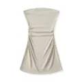 Detalle de top tubo sin tirantes beige con diseño fruncido elegante y textura ajustada. - S / Gris Albaricoque