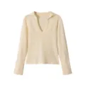 Détail de pull en tricot uni à manches longues et col V, design simple et élégant. - S / Hauts / Blanc Cassé