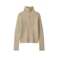Nahaufnahme der strukturierten Damen Strickjacke mit Stehkragen und halbem Reißverschluss. - S / Khaki