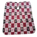 Professionele kapperscape met klassiek rood-wit ruitjespatroon en kappersgereedschap. - Rood