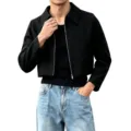Detailopname van het korte zwarte herenjack met reverskraag en handige dubbele ritssluiting. - S / Tops / Zwart