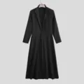 Vue détaillée du long manteau noir montrant son col montant, sa taille ajustée et sa coupe. - S / Hauts / Noir