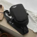 Minimalistische schwarze Nylon Umhängetasche, leichte Mini Sling Tasche für Damen. - Ohne Anhänger / Schwarz