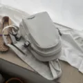 Minimalistische Nylon-Umhängetasche für Damen, leicht, multifunktional und praktisch für den Alltag. - Ohne Anhänger / Grau