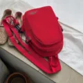 Rote Nylon Umhängetasche, lässige Mini Schultertasche für Damen im minimalistischen Design. - Ohne Anhänger / Rot