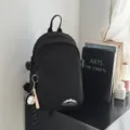 Lassesser minimalistischer schwarzer Nylon-Rucksack für Damen, leicht und tragbar, ideal. - Mit Anhänger / Schwarz