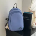 Lässiger Mini-Rucksack aus Nylon in Blau-Grau mit Outdoor-Print und Baseball-Schlüsselanhänger. - Mit Anhänger / Blau