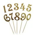 Gedetailleerde weergave van gouden glinsterende cijfertaarttoppers van 0 tot 9 met stokjes. - Goud 0-9 Set