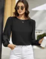 Detailaufnahme der eleganten schwarzen Langarm-Bluse mit Rundhalsausschnitt für Büro und Alltag. - S / Oberteile / Schwarz