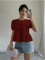 Elegante rote Kurzarm-Bluse mit Schleife und Jeansshorts für einen lässigen Sommer-Look. - S / Oberteile / Burgunderrot