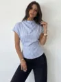 Blau-weisses gestreiftes Pendler-Oberteil mit tailliertem Design und stilvollen Details. - S / Oberteile / Hellblau