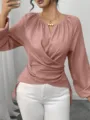 Einfarbige Langarm-Bluse mit unregelmäßigem Crossover-Saum und V-Ausschnitt Detailansicht. - Fleischrosa