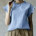 Hellblaue Damen Kurzarmbluse mit elegantem Rüschenkragen für modebewusste Outfits. - Himmelblau