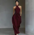 Detailansicht des eleganten burgunderroten Halfter-Jumpsuits mit stilvollem Taillenband. - S / Burgunderrot