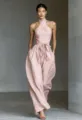 Rosa Halterneck Jumpsuit Detail mit gekreuztem Ausschnitt und weitem Beinschnitt. - S / Lotosrosa