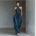 Eleganter, rückenfreier Jumpsuit mit Kreuzhalter, hoher Taille und weiten Hosenbeinen. - S / Dunkelblau
