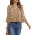 Detailansicht der eleganten braunen Blumenbluse mit feinen Spitzenbesatz-Manschetten. - S / Erdgelb