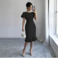 Schwarzes Midikleid mit Puffärmeln und Meerjungfrau-Schnitt elegant tailliert - S / Kleider / Schwarz