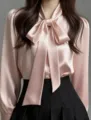 Seidensatin Bluse Detail, pinker Schleifenkragen, elegante Langarm Oberbekleidung für Büro. - S / Oberteile / Nude Rosa
