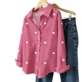 Rosa Herzmuster Langarmhemd mit Reverskragen und blauen Jeans Hosen Stil Variante. - S / Rosa