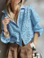 Detailansicht eines hellblauen lochstickerei Kurzarm Knopfhemds fur Damen sommerlich chic - S / Oberteile / Himmelblau