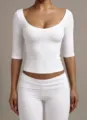Gedetailleerd overzicht van een effen wit U-hals halfmouw cropped top en slanke broek. - S / Wit