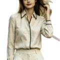 Camicia francese beige con profili a contrasto, collo a revers, maniche a lanterna - Taglia S / Bianco avorio