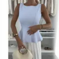 Hellblaue ärmellose Schößchen-Bluse für Damen, eleganter Rundhalsausschnitt, figurbetontes Oberteil. - S / Oberteile / Hellblau
