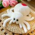 Schattig wit pluche spin speelgoed met lange poten en rode vlek grappige zachte pop - Wit