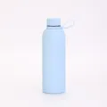 Vue détaillée de la bouteille d'eau isotherme en acier inoxydable, gourde avec poignée. - 500ml / Bleu Brume