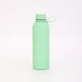 Vue de détail rapprochée de la bouteille d'eau isotherme en acier inoxydable menthe. - 500ml / Vert Pâle