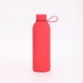 Vue détaillée de la bouteille de sport isotherme en acier inoxydable rouge avec boucle de transport. - 500ml / Rouge