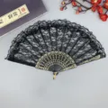 Ventaglio pieghevole in pizzo nero con motivi dorati, elegante accessorio per danza e foto. - Nero
