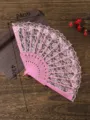 Elegante ventaglio pieghevole in pizzo rosa con struttura in plastica per fotografia. - Rosa