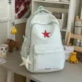 Minimalistischer stylischer Studentenrucksack mit rotem Stern Print und süßem Anhänger. - Mit Anhänger / Grün