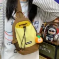 Lockerer Kontrastfarben-Segeltuch-Rucksack für Damen, multifunktionaler Outdoor-Reiserucksack. - Mit Anhänger / Gelb