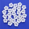 Witte bloemvormige tweegaats knopen voor naaien, handwerk, kledingaccessoires en DIY-projecten. - Bloemknopen / 13mm (24 Stuks/Verpakking) / Wit