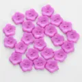 Detailopname van paarse bloemvormige knopen, ideaal voor handwerk en kledingaccessoires. - Bloemknopen / 13mm (24 Stuks/Verpakking) / Fuchsia