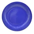 Detailopname van een felblauw wegwerp papieren bord met een gestructureerde geplooide rand. - Donkerblauw