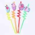 Primo piano di cannucce di plastica colorate e ricce con fenicotteri cartoni animati per feste. - Fenicottero / Set da 4 pezzi