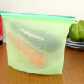 Herbruikbare siliconen voedselbewaarzak met maatstreepjes voor fruit en groenten. - 23x18cm / Groen