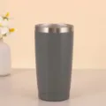 Detailansicht eines grauen 20oz Edelstahl Vakuum isolierten Bechers auf dem Tisch. - 20oz / Grau